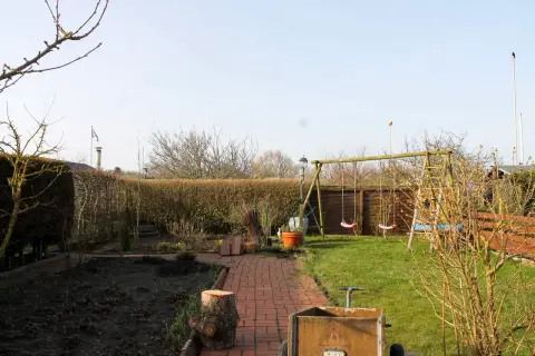 Ausgangslage: wenig gestalteter Garten mit Rasen und einzelnen Elementen