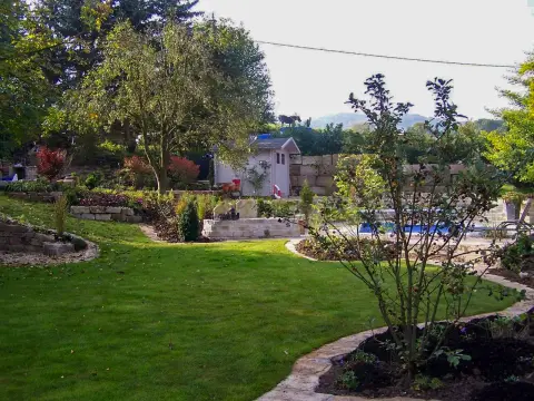 Ergebnis: gestalteter Gartenraum mit Rasenflächen, Beeten und Pool