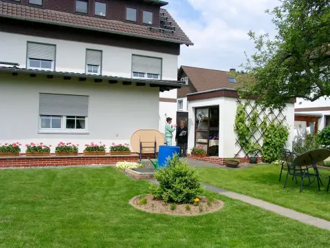 Ausgangslage: Wohnhaus mit schlichter Rasenfläche und wenig Struktur